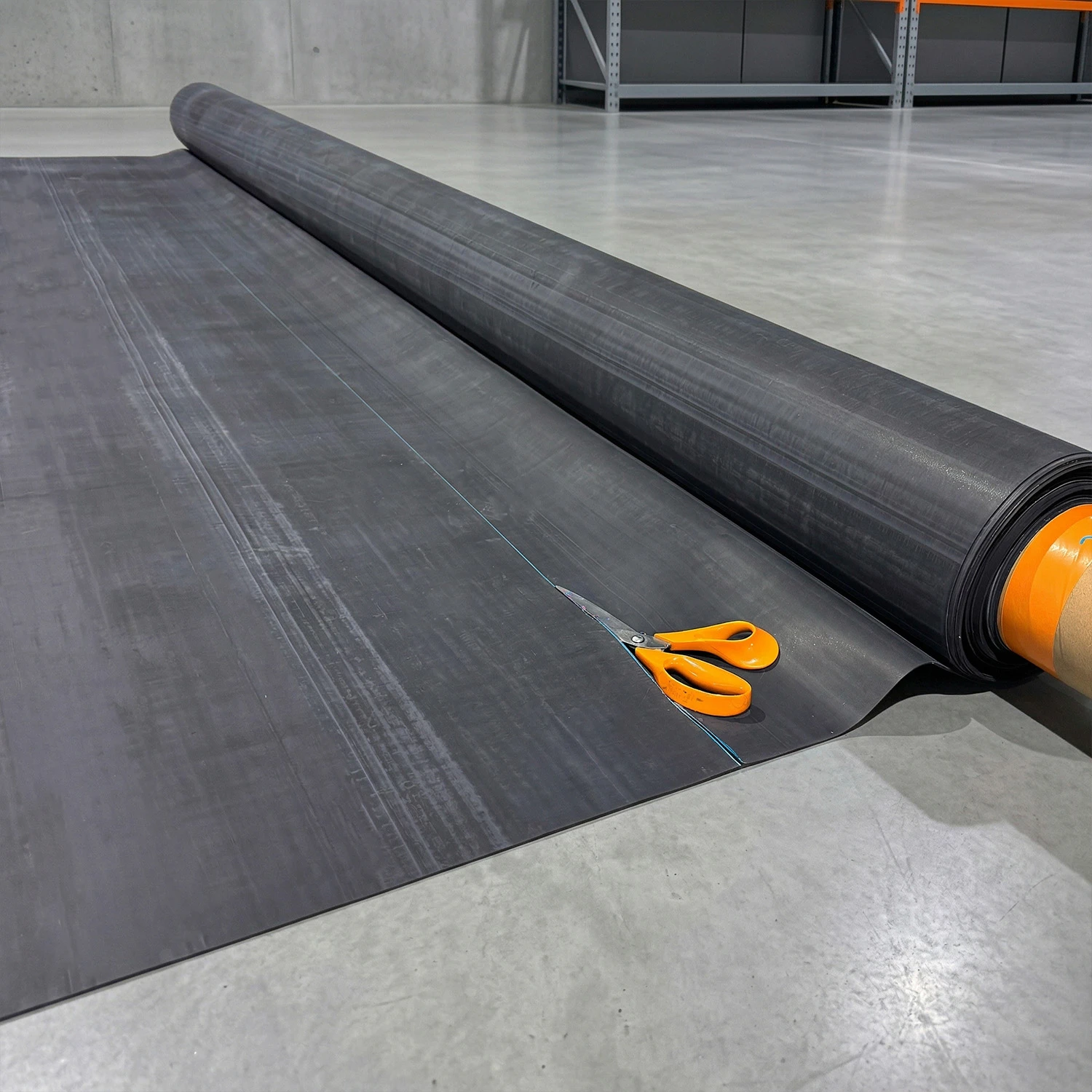 RubberBear EPDM tófólia tavak és medencék vízszigetelésére. Prémium rugalmas gumifólia, 100% Fish-Safe.