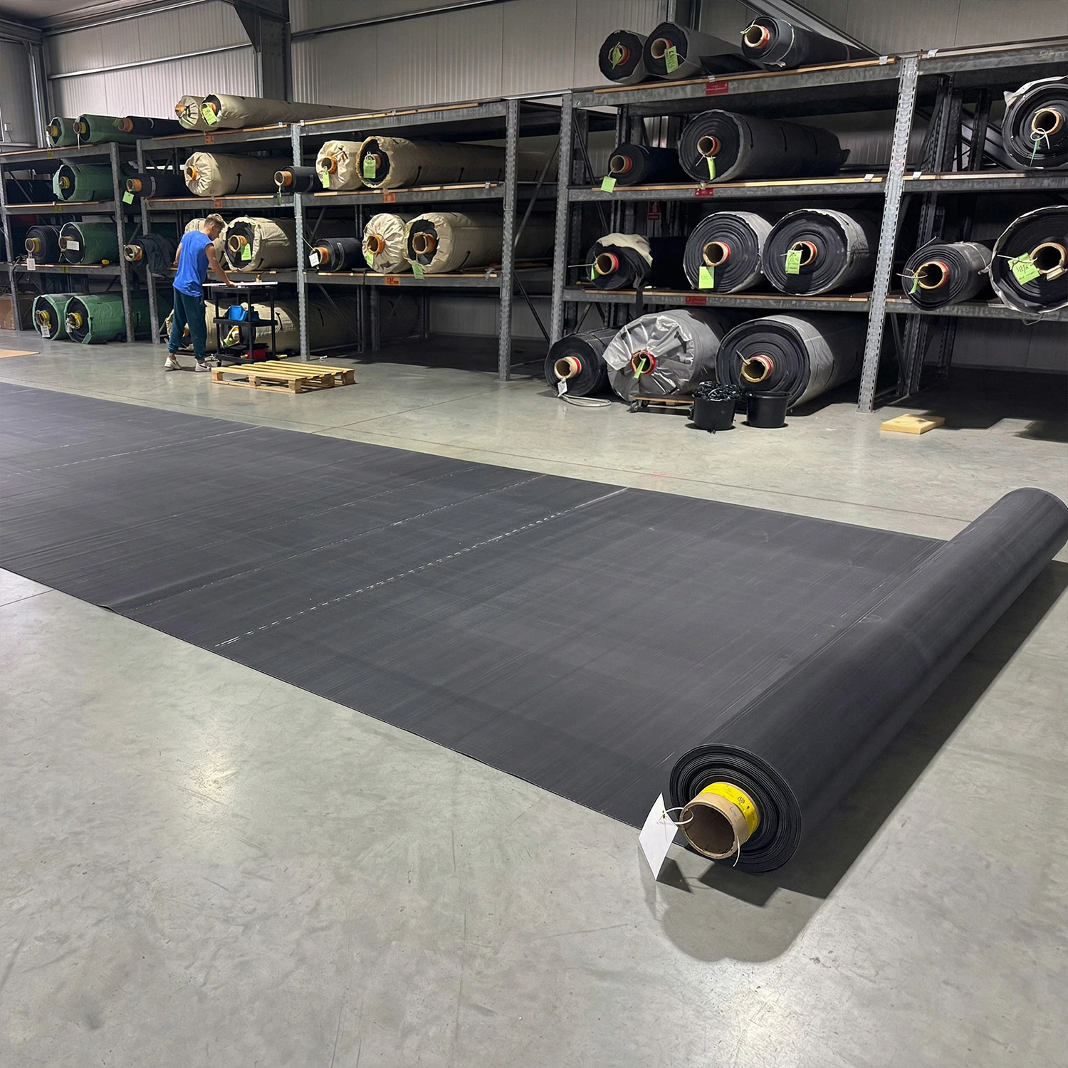 RubberBear EPDM tófólia tekercsben tavak és medencék vízszigetelésére, 100% Fish-Safe, extrém UV-állóság.
